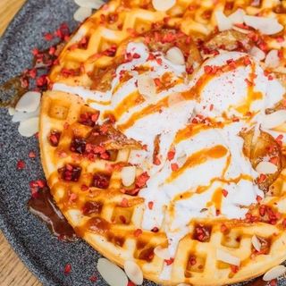 Бельгійська вафля з карамелізованим яблуком та морозивом