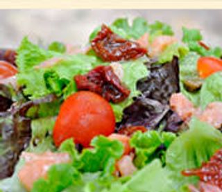 Салата Айсберг със сьомга, сушени домати и чери (350г)