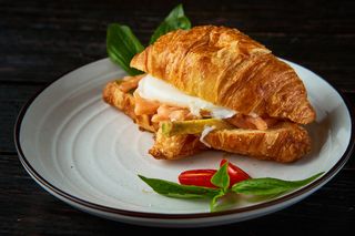 Круассан с красной рыбой и яйцом пашот (270г)