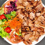 Sałatka z kebabem duża