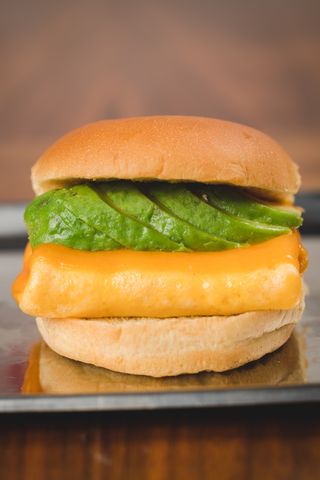 Jaja sa avokadom i sirom u lepinji