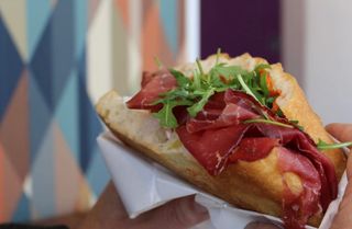 N.11 Manzo affumicato, stracciatella, crema piccante, pomodori e rucola