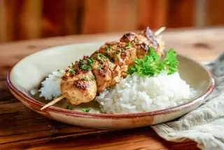 Pileći roštilj ražnjić sa prilogom 350gr
