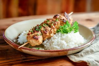 Pileći roštilj ražnjić sa prilogom 350gr