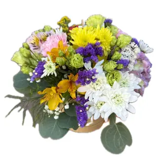 Caixa com flores campestres variadas à escolha do florista 