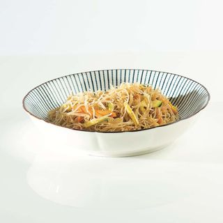 Spaghetti di riso saltati con verdure