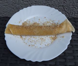 Slatka palačinka sa orasima i šećerom