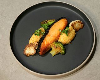 Somon cu cus-cus și legume (țelină, morcov, ceapă, broccoli și conopidă), sos citronet