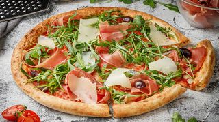 Прошуто з оливками та пармезаном