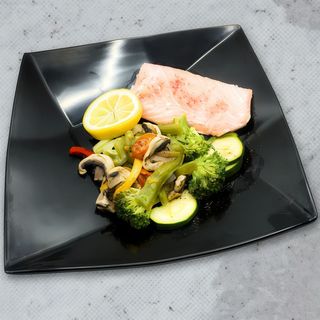 Salmón al vapor con verduras