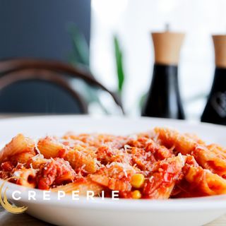 Paste picante cu sos de roșii, bacon, porumb, ardei,parmesan