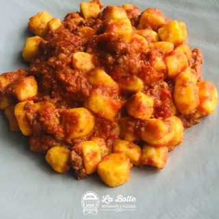 Gnocchi di nostra produzione al ragù
