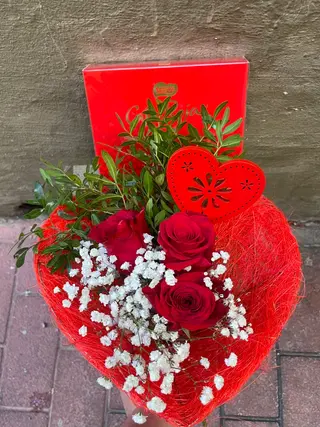 Ramo estructura de corazón con caja de bombones.