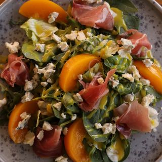 Салат з хамоном та персиком