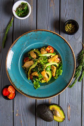 Салат с куриным филе апельсином и авокадо (350г)