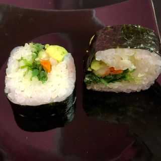 Futomaki Zanahoria, Kanpyo, Takuan y Aguacate (10 Pzs.)