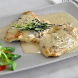 Piept de pui in sos cremos cu rosii uscate