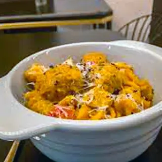 Pasta artesana con salsa casera de tomate y alcaparras. (1 ó 2 personas)