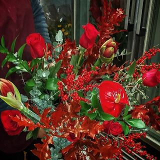 RAMO NAVIDEÑO DE VERDES VARIADOS Y FLORES DE NAVIDAD