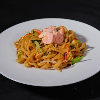 Ramen freschi fatti a mano saltati con gamberetti