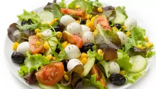 Insalatona olive, carote, finocchi, mozzarella e acciughe