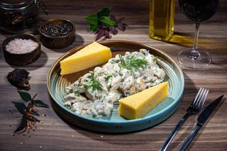 Pui cu smântână, ciuperci și mămăliguță