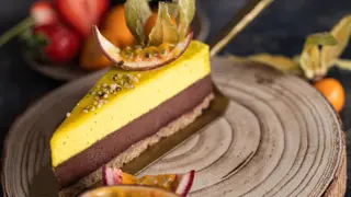 Tort cu ciocolata, mango si fructul pasiunii