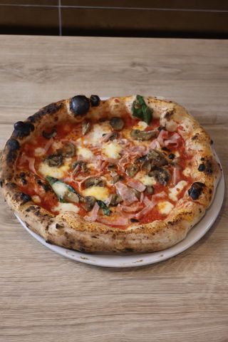 Pizza capricciosa rossa in teglia