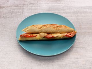 Baguette De Lomo Con Queso