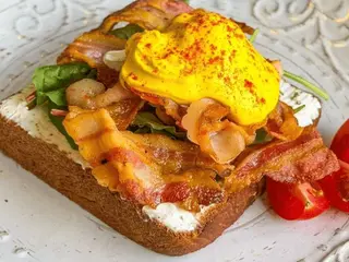 Tost z boczkiem i sałatką baby mix