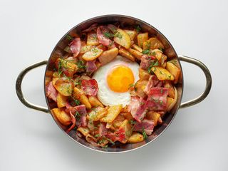 Пательня з яєчнею, смаженою картоплею та беконом