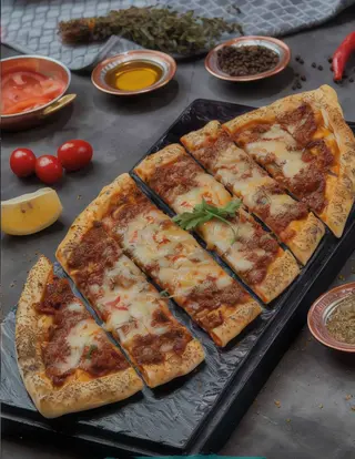 Pide Viande Hachée Fromage Turc