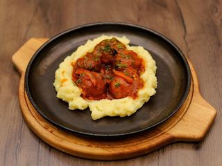 Пательня з мітболами та картопляним пюре в томатному соусі 500г