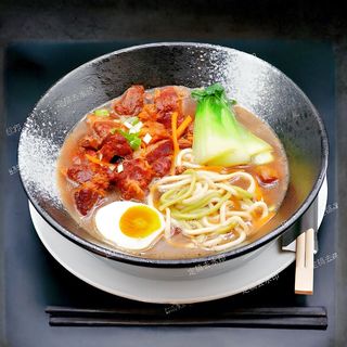 131. Ramen al brodo con vitello