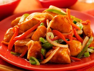 Wok di pollo in agrodolce con riso e verdure alla julienne