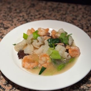 Gamberi e seppia con funghi e cipolline