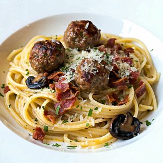 78. Спагети с три вида месо и черни гъби на метална плоча