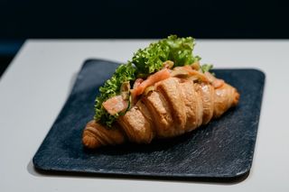 Круасан з лососем та оливками