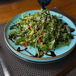 Салат с говядиной в медово-горчичном соусе