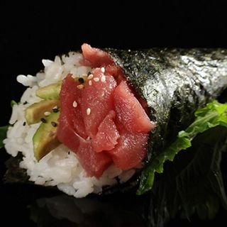 110a Tonno avocado temaki