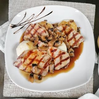 Свински флейки с гъбен сос и картофено пюре (400гр)