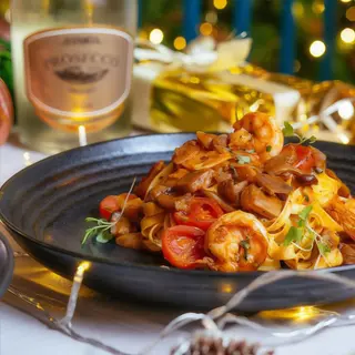 Tagliatelle Caseros Con Langostinos, Boletus Italianos Y Tomate Cherry