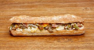 Bocadillo con huevos estrellados