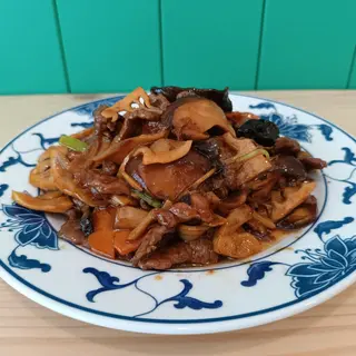 Vaca com cogumelos e bambu