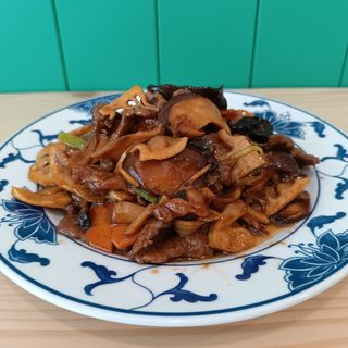 Vaca com cogumelos e bambu