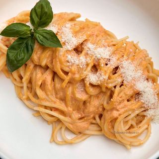 Spaghete cu somon și sos roze