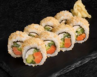 Філадельфія з лососем в кунжуті (245г)