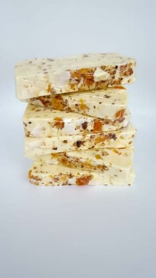 Ciocolata de casa alba cu nuci prajite si caise - baton 100g