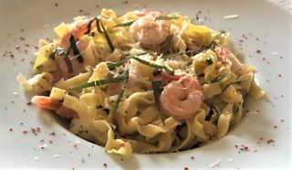 TAGLIATELLE CU CREVETI SI SALVIE