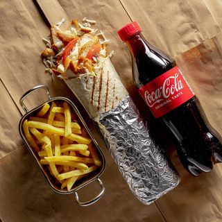 Комбо з шаурмою, де Мама дала багато курочки